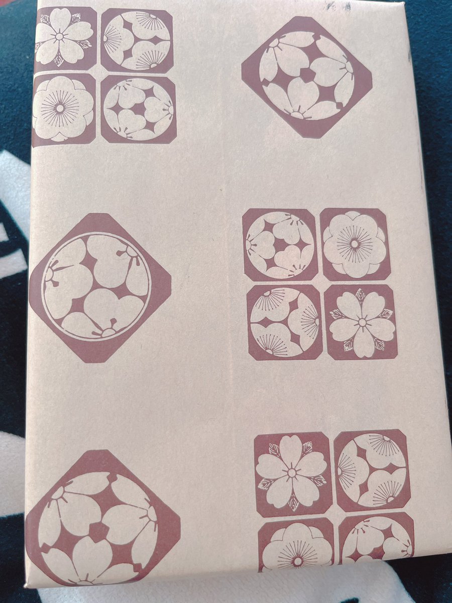 岡田からお菓子届いたんだが!? 