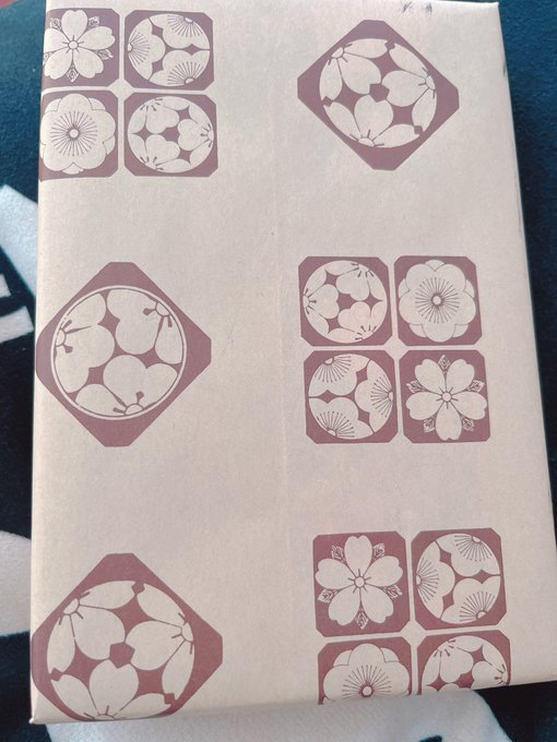 岡田からお菓子届いたんだが!? 