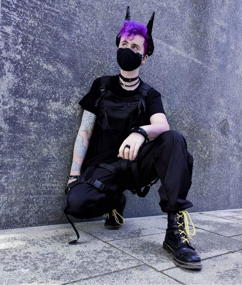 Reposting this because it's my favourite pic of myself from 2022! 🥳

#techwear #cyberpunk #cyberwear #darkwear #fashion #alternative #darkfashion #piercings #tattoos #ootd #style #nonbinary #lgbtq #queer #tech #cosplay #cyber #alt #outfit #horns #oc #rings #choker #boots