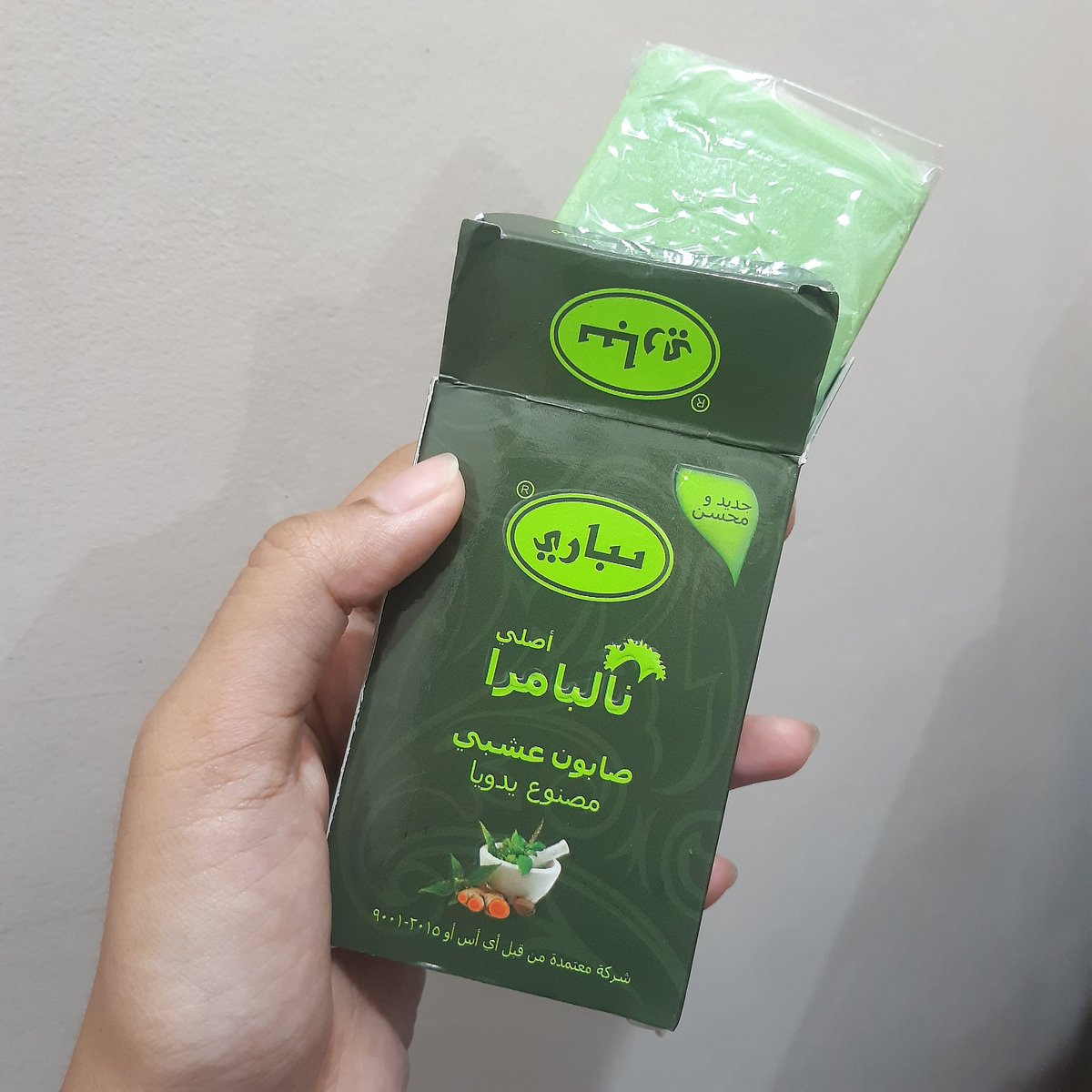 Setelah rutin pake sabun ini, ngerasa kulit jd lebih cerah deh.
Sabun arab ini bikin kering sih tp cukup ampuh buat nyerahin. Tp aku kurang rekomendasiin buat kulit sensitif ;( Sabun arab > kojie san, lebih cpt keliatan hasilnya kalo di aku.

Link shopee: shope.ee/99pq9UYRQO