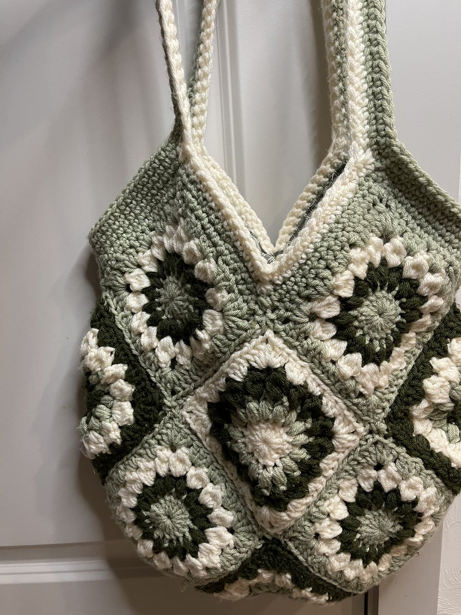 theyarntangler's tweet photo. Adding lining to my crochet bags is my new favorite thing https://t.co/od0QppcvXK