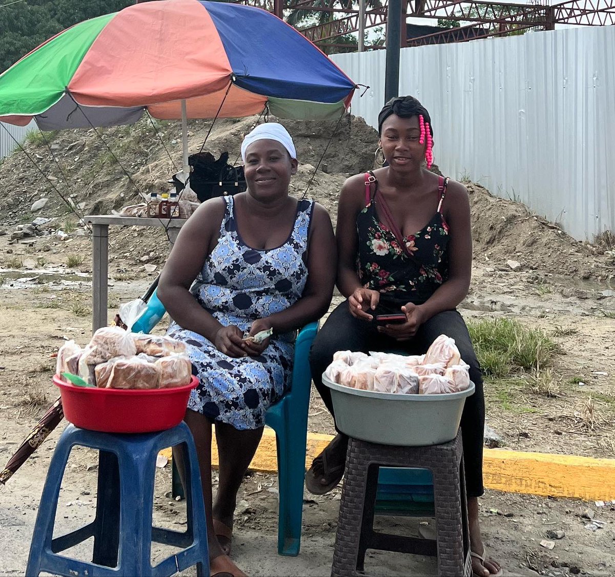 19. Dibujo diario. En la entrada a la comunidad de Tela, departamento de Atlantida, Odalis García, junto a su hija venden un delicioso pan de coco, tabletas, pastelitos y guifiti.