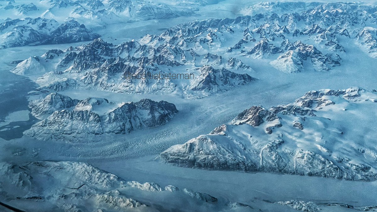scottiebateman's tweet photo. The most amazing vistas over #Greenland today. As the sun dipped below the horizon the earths shadow was cast on the blue sky. A frozen ocean abutting mountains 14,000ft high. The scale is hard to see from 34,000ft. Reminds me of my school #geography lessons. #AvGeek   #WePilots https://t.co/K3egEy6ME1