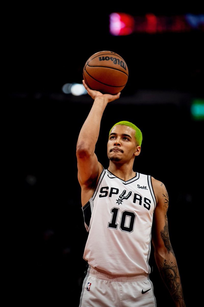 RTNBA's tweet photo. Since switching to a one handed free throw motion, rookie Jeremy Sochan has improved his FT% from 45.8% (11/24) to 71.4% (15/21). https://t.co/g84cf5dDrT