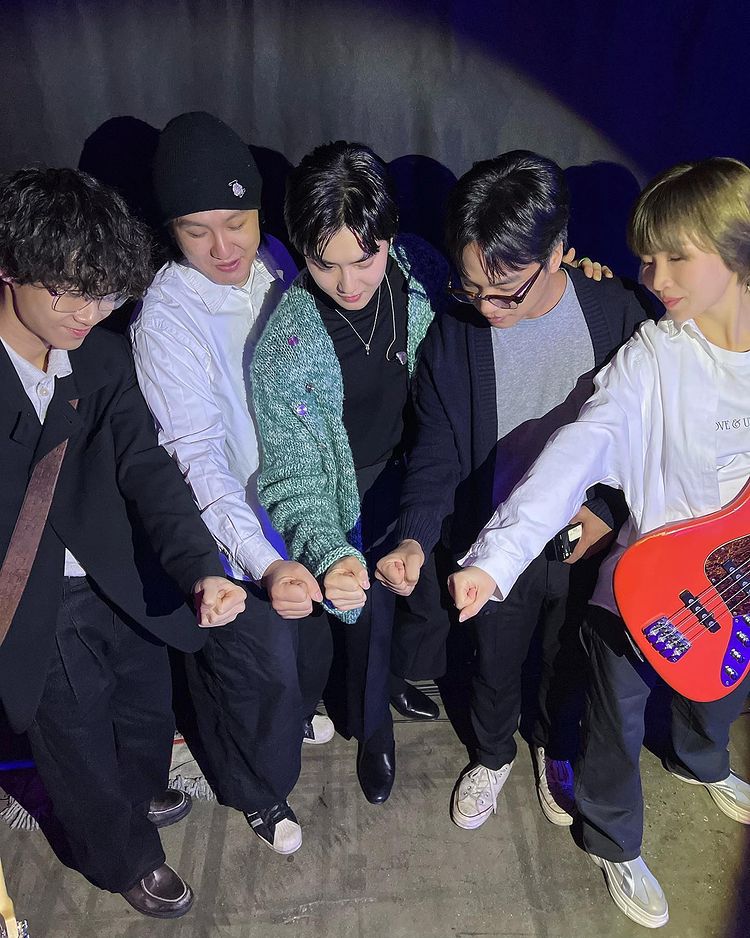 KJM_EXOLCHILE's tweet photo. [#OFICIAL l 010123] Actualización de #SUHO en su cuenta de instagram

EXO-👉🟰🫰
Corramos con Suho band en 2023

Cr: kimjuncotton 
Vía. Instagram 
 
💜
#EXO #엑소 #WeareoneEXO #EXOL #SUHO #수호 #守護 #KimJunmyeon #김준면 #金俊绵 #GreySuit #SUHO_GreySuit https://t.co/mT8PXBhdqT