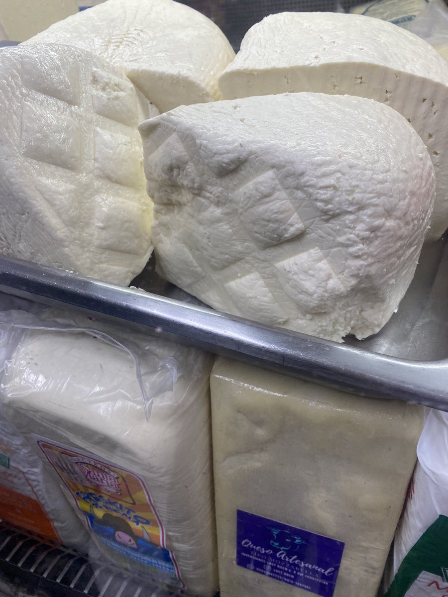 AngelicaParis's tweet photo. ¿Sabias q Venezuela es el país con mayor variedad de quesos frescos? Se cuentan al menos 30 tipos de los cuales 60% son artesanales
#quesollanero
#quesodemano
#quesotelita
#SantaBarbara
#quesotrenza
#quesoguayanes
#quesopalmita
#quesocuajada
#quesoduro
¿Cual falta de la lista? Rt https://t.co/FEeSBRbCaF