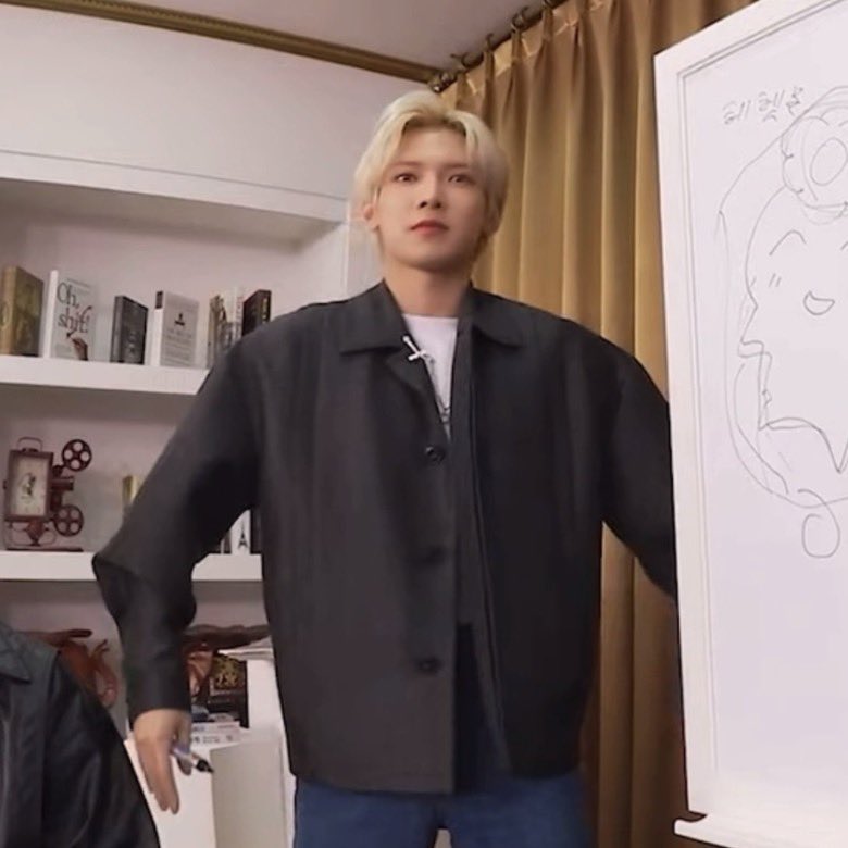mikkel_exe's tweet photo. hello and welcome to my “Kang Yeosang standing like a beetroot” photo gallery https://t.co/7NhGfX7VkS