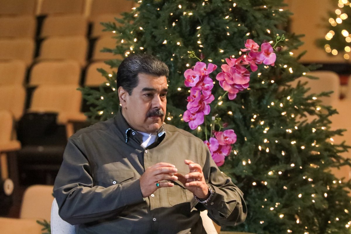 NicolasMaduro's tweet photo. En Venezuela hay un pueblo empoderado con liderazgo de calle, de comunidad y de base. Más de 48 mil Consejos Comunales, que funcionan de manera democrática y movilizados permanentemente, con las misiones sociales; un pueblo activado con el 1x10 del Buen Gobierno. https://t.co/PmGzi9zooj