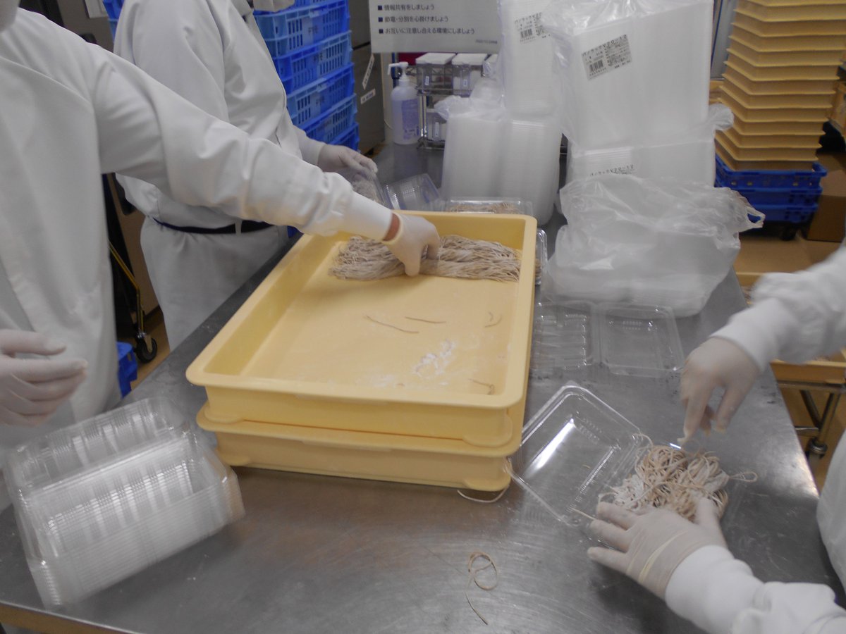 delimo_'s tweet image. 年越し時期に従業員の皆さんへ“年越し蕎麦”を振舞っています。社内委員会（「プラチナ委員会」）のメンバーが準備・生産・配布まで一括して実施してくれました。