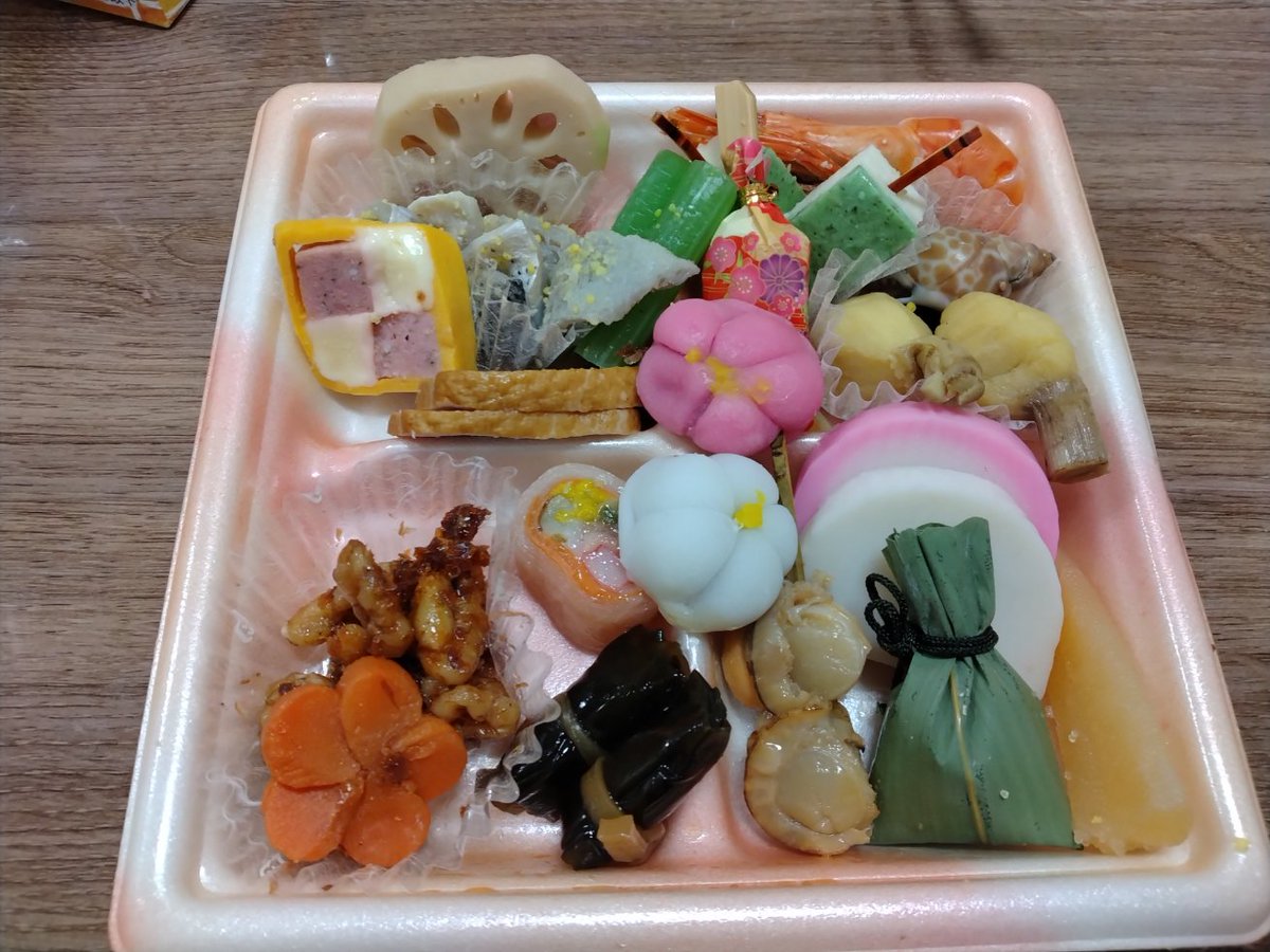 lazokusei's tweet photo. #スーパー玉出
ファミリーセットという、お一人様用おせち🦐🐟

蓮根や生麩や海老に慈姑に数の子に、…
二色団子にあんこ餅、スイーツもいっぱい入ってるぅ(嬉)🍡😊💖
左党の人なら知らんけど🤔

ぶどう豆も旨し。

美味しかったです
ごちそうさまでした https://t.co/66mwANHc4N