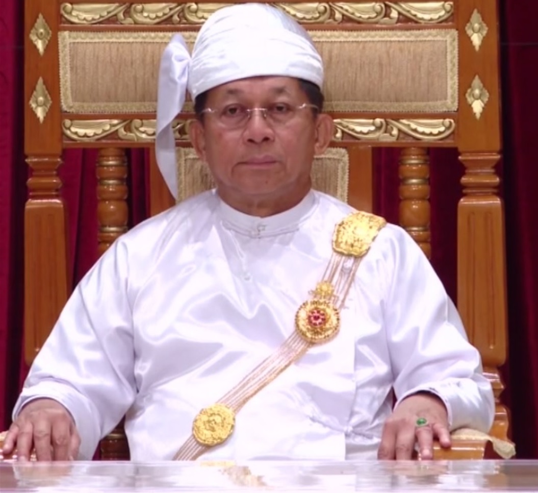Khithitofficial's tweet photo. ယာယီသမ္မတ အမည်တပ်ထားသည့် မြင့်ဆွေ ငုတ်တုတ် ရှိနေသည့်ကြားမှ သမ္မတအဆောင်အယောင် ရွှေစလွယ်ဝတ်၍ ဂုဏ်ထူးဆောင်ဘွဲ့များ ချီးမြှင့်မှု ��င်းအောင်လှိုင် သမ္မတရူး ရူးနေမှုကို ပိုမို ပေါ်လွင်စေလာ
Read more->https://t.co/lLOXWnwqWV https://t.co/fdjYIdMyjz
