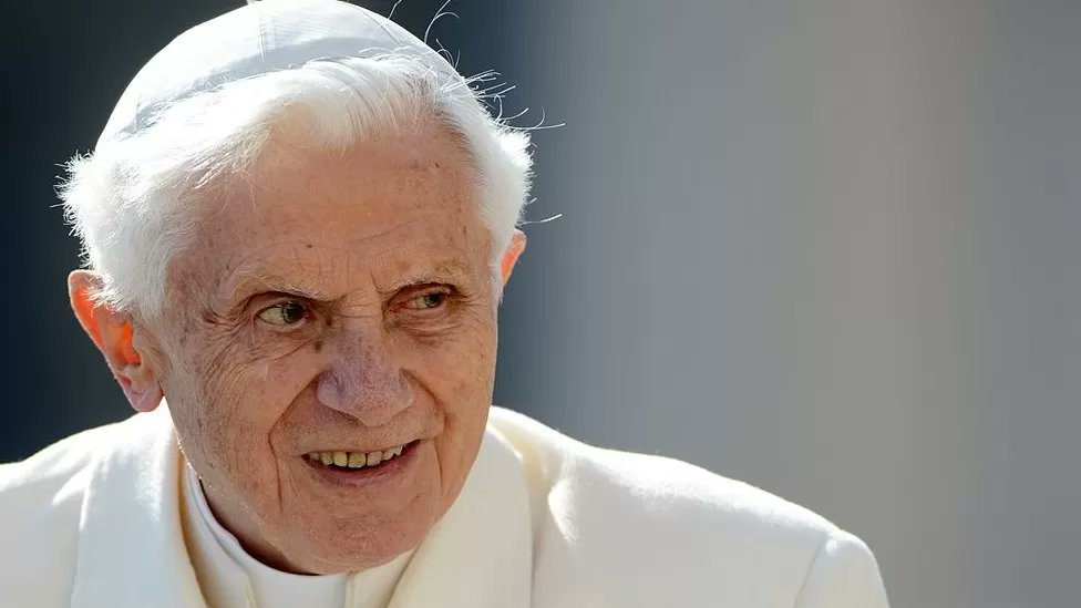 davyddylachy's tweet photo. Former Pope Benedict XVI dies at 95. To be buried in St Peter’s crypt.
#PopeBenedictXVI 
#PopeFrancis 
#PopeBenedict 
#PopeEmeritusBenedictXVI 
#Pope
#AlchemyOfSoulsEp28 
#HappyNewYear https://t.co/PausKyFUK4