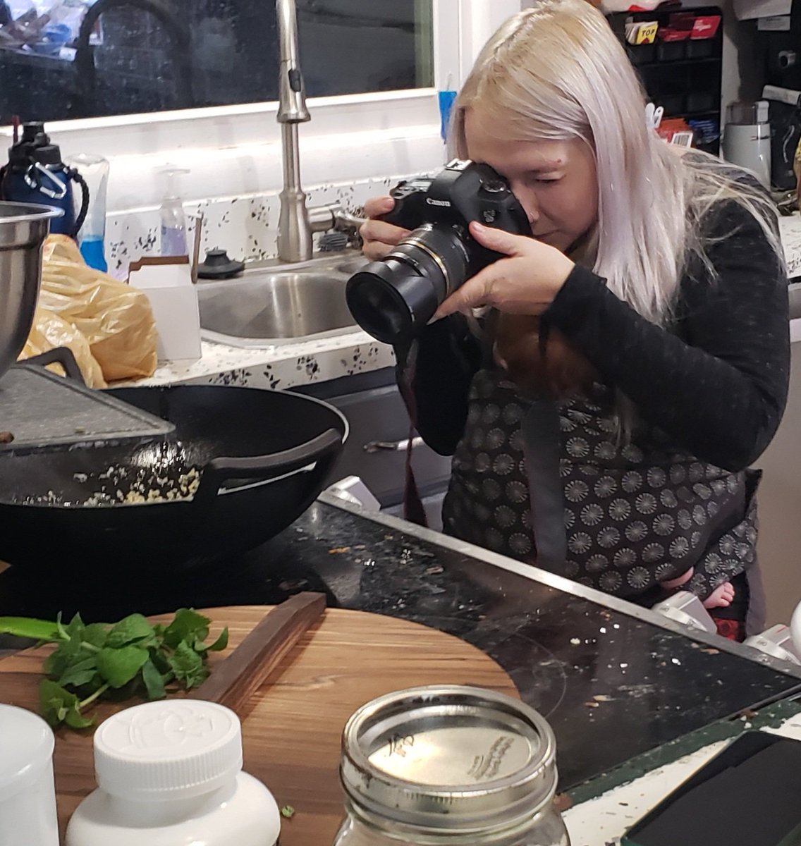 AbhorentDemise's tweet photo. ...so I guess the celly pic's not good enough anymore? Fuck yeah simmering garlic... mmmhmmmmmm.... https://t.co/v0Ab3s1Hem