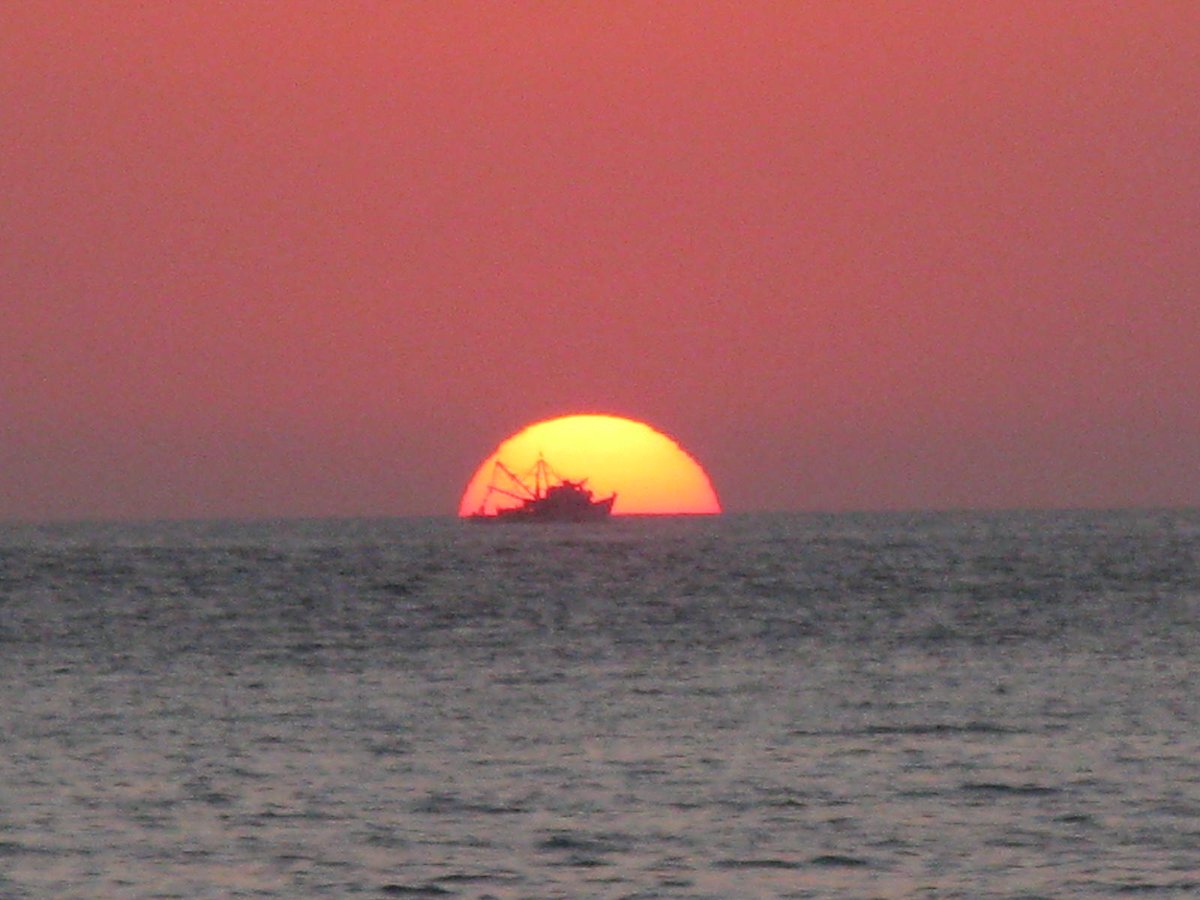 Barco camaronero saliendo de Mazatlan al atardecer... imagen captada desde mi celular. Va mi reconocimiento a mis amigos pescadores del hermoso Estado de Sinaloa.