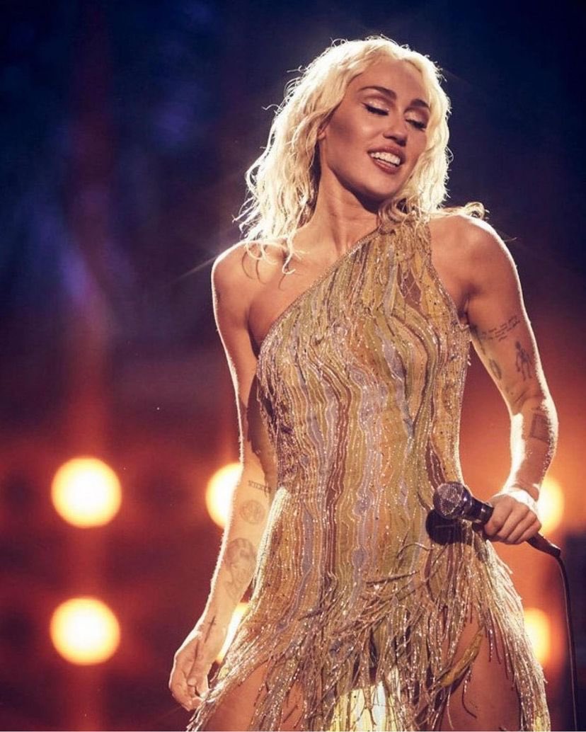 art8amby's tweet image. Miley Cyrus wears a Bob Mackie #Fall2002 “To Broadway With Love” hand-painted silk and silver iridescent beaded fringed dress for her NBC New Year’s Eve performance of Midnight Sky, styled by Bradley Kenneth #art8amby #art8ambygram #art8ambynews #art8ambyfashion