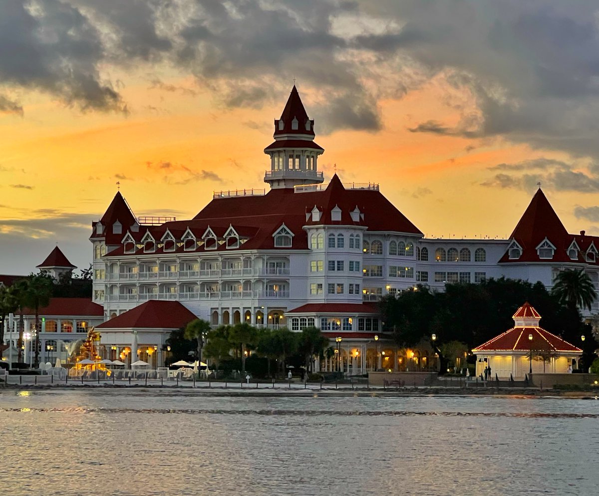 Sunset boat rides on Seven Seas Lagoon!  
🧡💕💛

#WaltDisneyWorld ✨