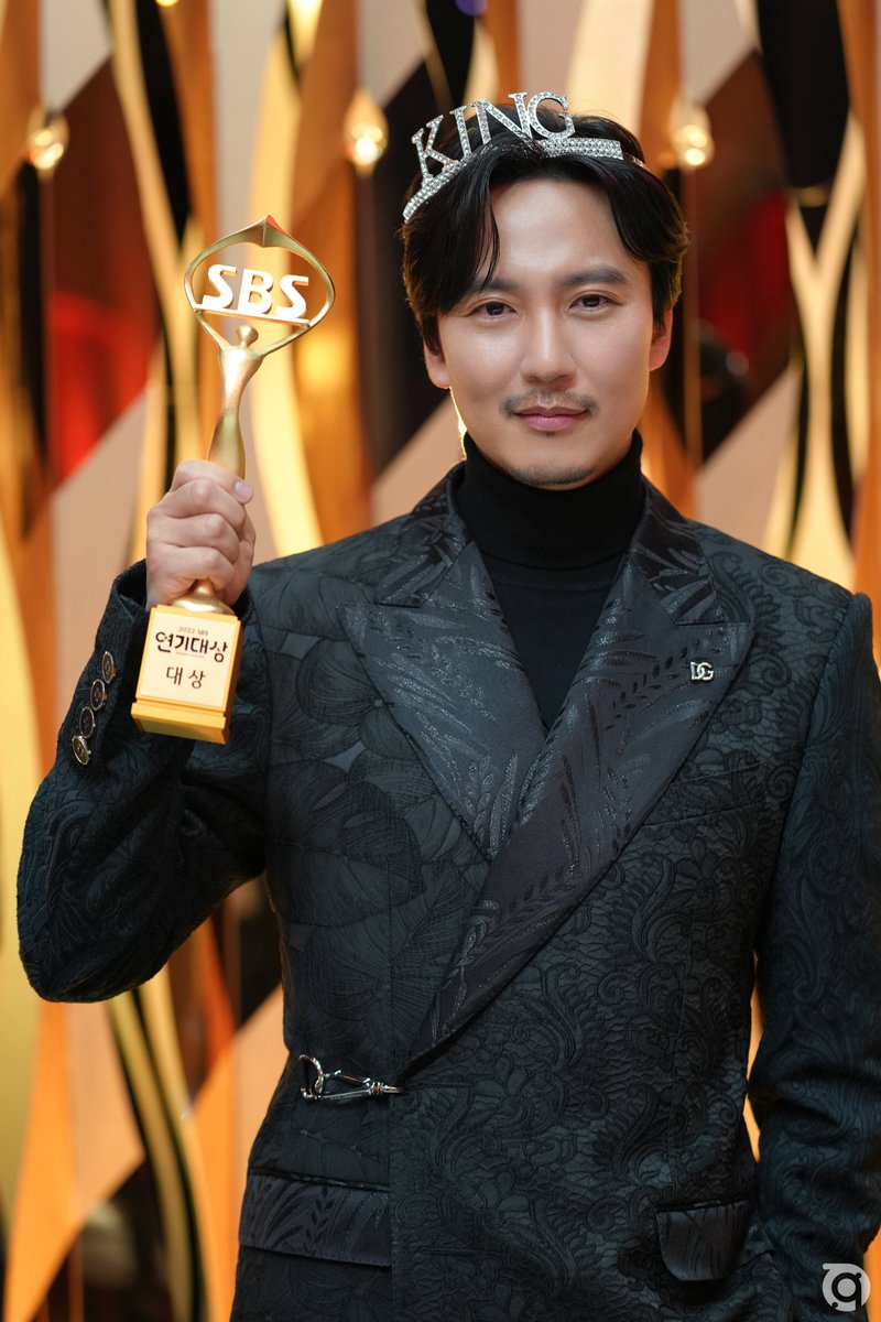 gilstory_ent's tweet photo. #김남길 배우의 2022 SBS #연기대상 <대상> 수상을 진심으로 축하합니다_*👏
⠀
드라마 <악의 마음을 읽는 자들>의 송하영 역으로 많은 사랑을 받았던 김남길 배우! 여러분들이 주신 관심과 애정 덕에 2022년도 달려올 수 있었답니다!🙇‍♀️

2023년도 김남길 배우를 향한 응원 부탁드리며 더욱 행복하세요 https://t.co/7OCuL179nc