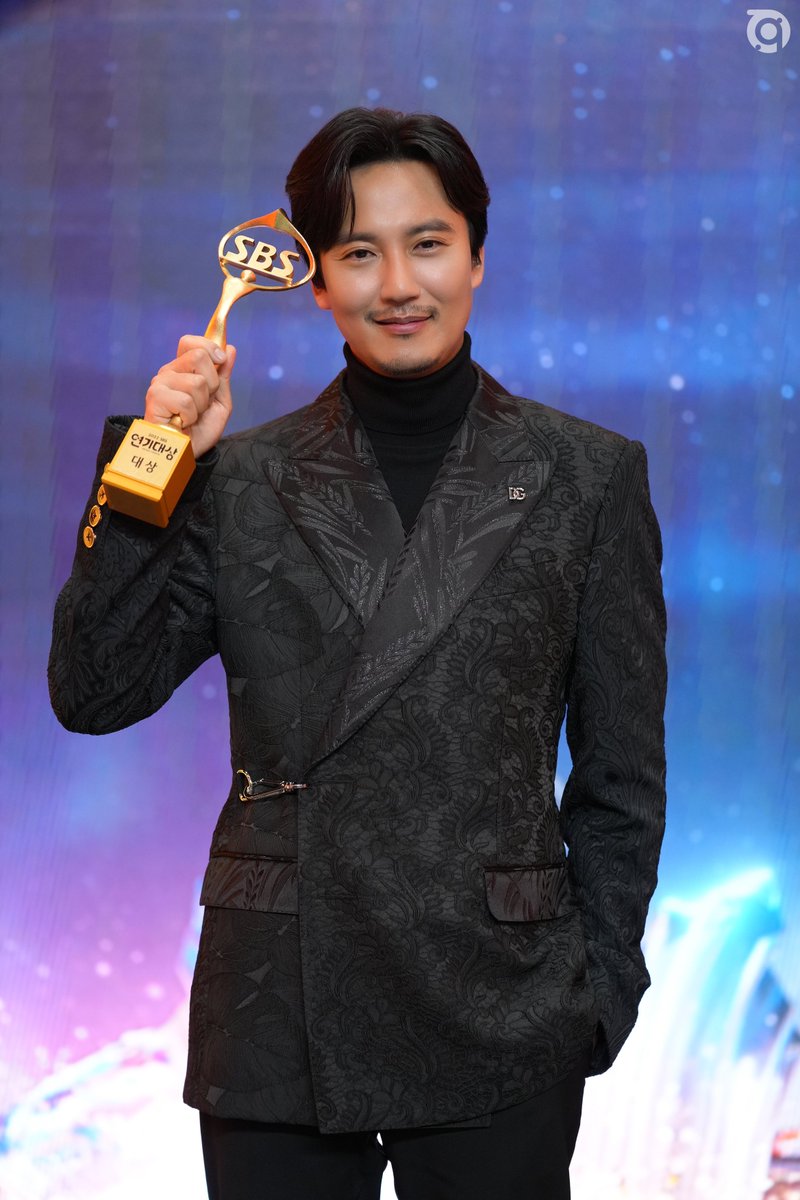 #김남길 배우의 2022 SBS #연기대상 <대상> 수상을 진심으로 축하합니다_*👏
⠀
드라마 <악의 마음을 읽는 자들>의 송하영 역으로 많은 사랑을 받았던 김남길 배우! 여러분들이 주신 관심과 애정 덕에 2022년도 달려올 수 있었답니다!🙇‍♀️

2023년도 김남길 배우를 향한 응원 부탁드리며 더욱 행복하세요
