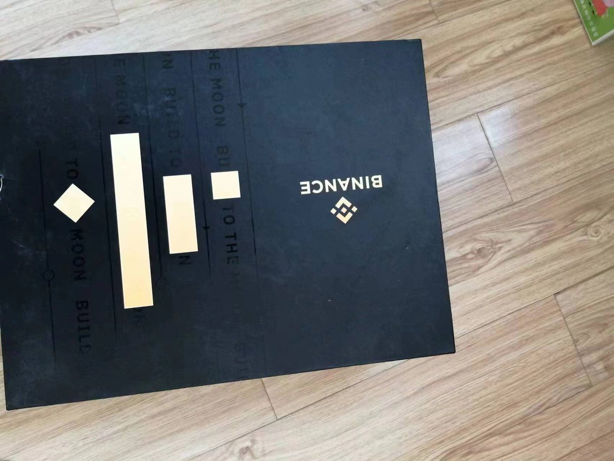 🎂2023第一波奖，奖品是欧易周边🎁希望大家在新的一年里快乐，平安，健康！

为了感谢新老粉丝的陪伴与支持，我再拿出1份欧易周边给大家抽奖，中奖直接邮寄到家。

关注突破1300追加币安滑板🛹抽奖。
关注突破2300追加币安大礼包抽奖。

要求：
1⃣关注  <a href="/OneSnoby/">simey闪电</a> &amp; <a href="/humila9/">爱吃大饼的五姨太</a> 
2⃣转发+点赞+@三位好友