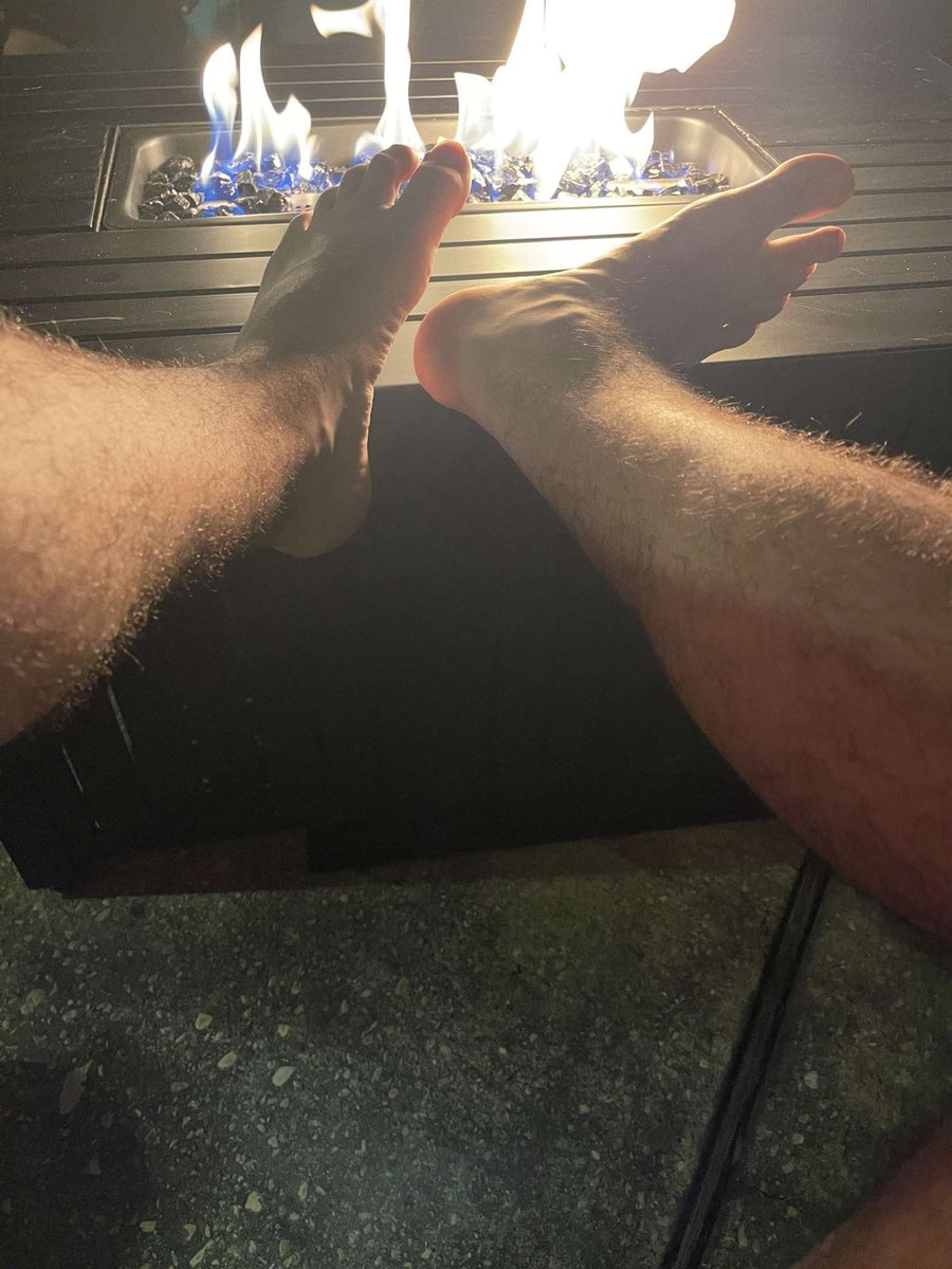 MasterDrew19's tweet photo. Need a slave at my feet at this bonfire 😈 https://t.co/gLKR5DXlkv