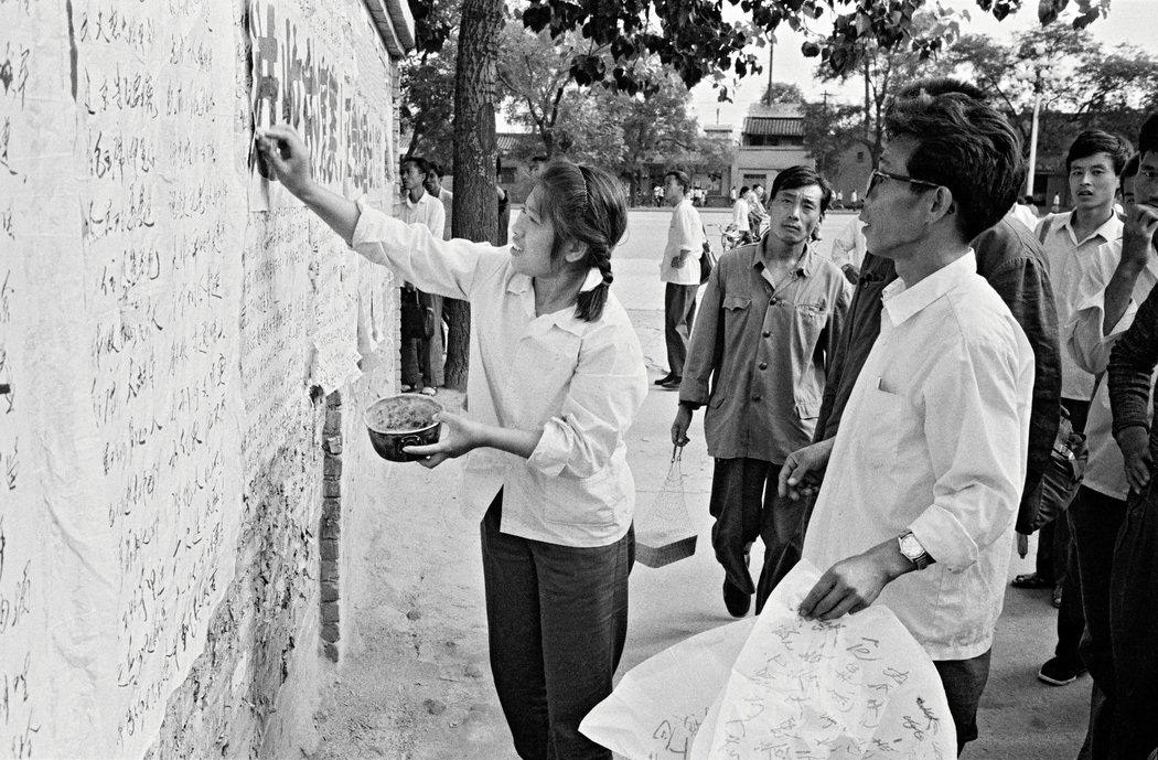 zhu0588's tweet photo. 刘香成镜头下的中国
1.1979年，北京一处公共汽车停车场的民主墙，墙上出现了批评政府的“大字报”。
2.1980年北京，在人民大会堂内，六名解放军的军区司令员在等待为美国防部长哈罗德·布朗举办的晚宴。
3.1979年北京，一名男子在宣武门天主教堂向牧师忏悔。
4.1980年，西哈努克在北京，狗是金日成送的。 https://t.co/MZDhMihc7U