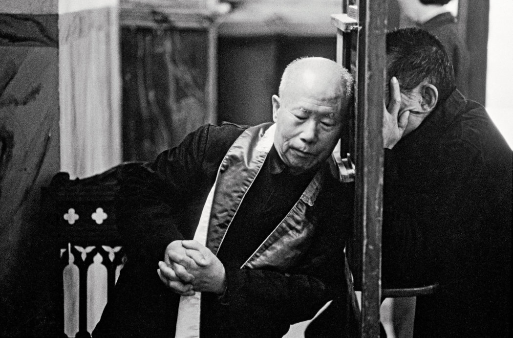 zhu0588's tweet photo. 刘香成镜头下的中国
1.1979年，北京一处公共汽车停车场的民主墙，墙上出现了批评政府的“大字报”。
2.1980年北京，在人民大会堂内，六名解放军的军区司令员在等待为美国防部长哈罗德·布朗举办的晚宴。
3.1979年北京，一名男子在宣武门天主教堂向牧师忏悔。
4.1980年，西哈努克在北京，狗是金日成送的。 https://t.co/MZDhMihc7U