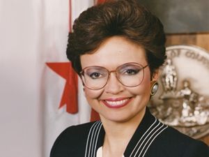 mariobianchi18's tweet photo. Il #2gennaio 1991 #SharonPratt giura come sindaco di Washington, divenendo la prima afro-americana a guidare una città di tale dimensione e importanza. Esponente dei democratici, vince le elezioni con l'86.1%. Ricandidatasi nel '94, nel '95 otterrà solo il 13.2% arrivando terza. https://t.co/LiBUcbbyN2