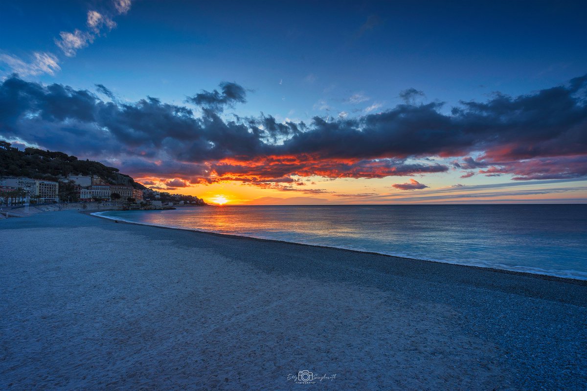 Bonjour la #CotedAzurFrance ! ☀️

📸 @EddySingharath #CotedAzur #Nice06 #ILoveNice #ExploreNiceCotedAzur #sunrise #landscape #colors