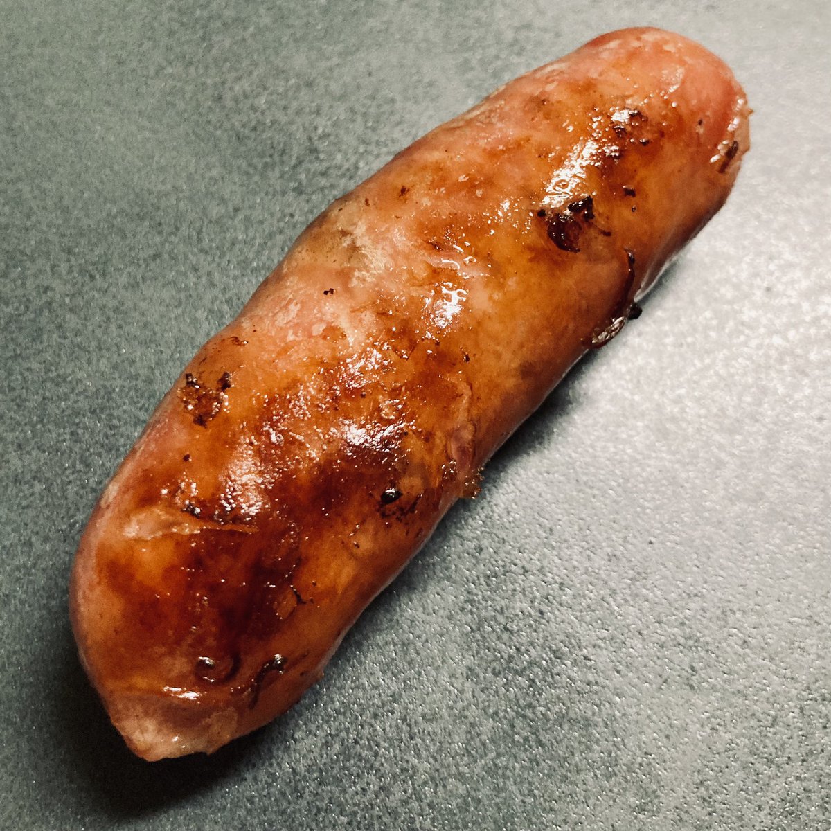 xiaofeiTW's tweet photo. 有吃過台灣的『香腸』嗎？

これは台湾のソーセージで台湾っぽい香辛料の風味と、日本の方からしたら驚くと思いますが甘いが特徴です😊新年には生のニンニクと一緒に食べますよ💡 https://t.co/Lz52lxKBXU