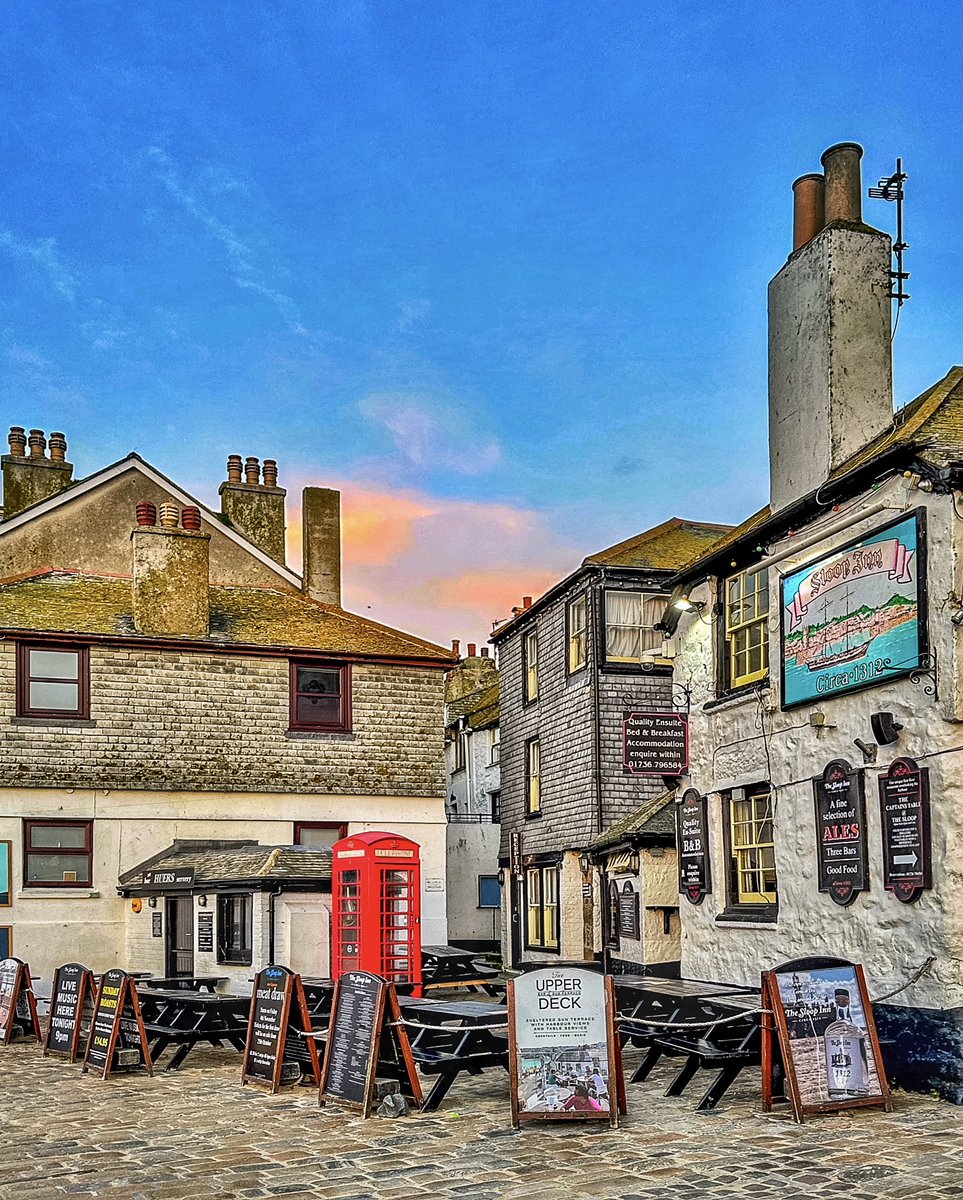gemmak500's tweet photo. The Sloop Inn.
#cornwall #kernow #lovecornwall #uk #explorecornwall #cornishcoast #sea #ocean #visitcornwall #stives #stivescornwall #sky #marine #sunrise  #stivesbay #morning #cloud #thesloop #pub #architecture #14thcentury #wintersunrise #dawn #winter #harbour @beauty_cornwall https://t.co/rx1Q6Jh2vi