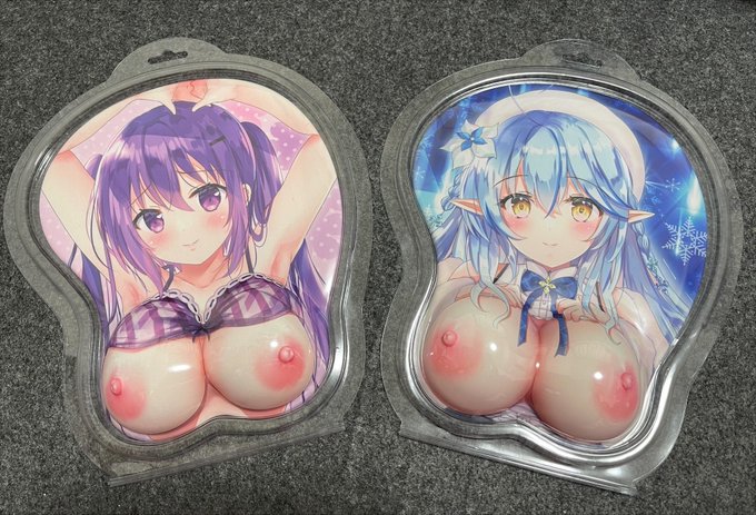 おっぱいマウスパッドの写真出すの忘れてました…すみません><。出すこと自体気づいてない方いたみたいで申し訳ないです💦BOOTHにて予約受付中ですのでよろしくお願いします! 