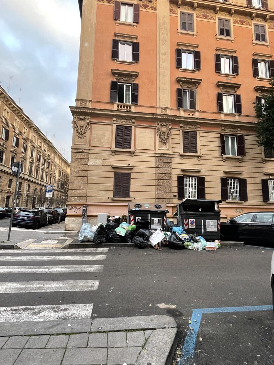 Happy New Year 2023, Via dei Gracchi, ore 7:45 02/01/23 <a href="/amaromacapitale/">Ama Roma</a> <a href="/gualtierieurope/">Roberto Gualtieri</a> <a href="/RomacapitalePD/">pdcampidoglio</a>