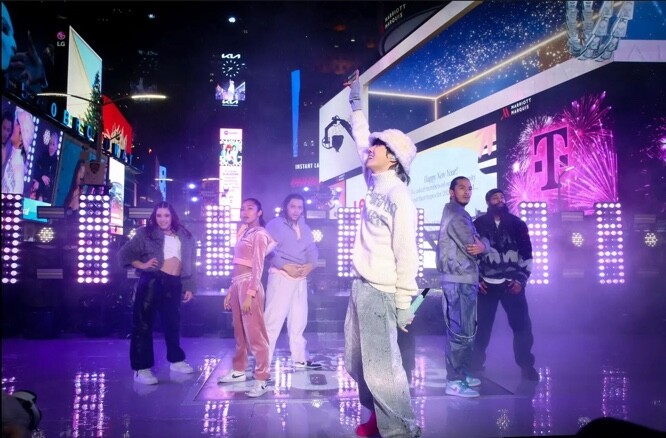 kvibe_yonhap's tweet photo. [Weekly Digest: Dec.26 - Jan. 1]J-Hope performs at Times Square on New Year's Eve

"Dick Clark's New Year's Rockin' Eve" featured #BTS member #JHope for the first time in 3 yrs. since the group last appeared

#JHOPE  performed 3 songs including #Butter

https://t.co/byOI04gCzr https://t.co/yOMRGWbYHY