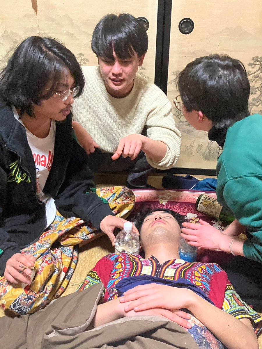 hijiriishi's tweet photo. 聖石温泉名物！キャンパー&amp;旅人の夜のミーティングです！

日本四周目爆走中のヒッチハイカー　りんくんがまたまた聖石を荒らしにきたのでいつもの数倍にぎやかだ(^^)

#聖石温泉ベースキャンプ
#聖石温泉 https://t.co/pE7ripTpmf