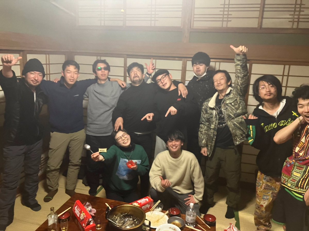 hijiriishi's tweet photo. 聖石温泉名物！キャンパー&amp;旅人の夜のミーティングです！

日本四周目爆走中のヒッチハイカー　りんくんがまたまた聖石を荒らしにきたのでいつもの数倍にぎやかだ(^^)

#聖石温泉ベースキャンプ
#聖石温泉 https://t.co/pE7ripTpmf