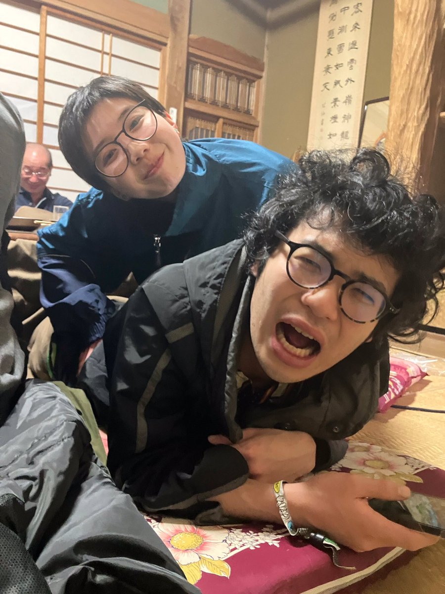 hijiriishi's tweet photo. 聖石温泉名物！キャンパー&amp;旅人の夜のミーティングです！

日本四周目爆走中のヒッチハイカー　りんくんがまたまた聖石を荒らしにきたのでいつもの数倍にぎやかだ(^^)

#聖石温泉ベースキャンプ
#聖石温泉 https://t.co/pE7ripTpmf
