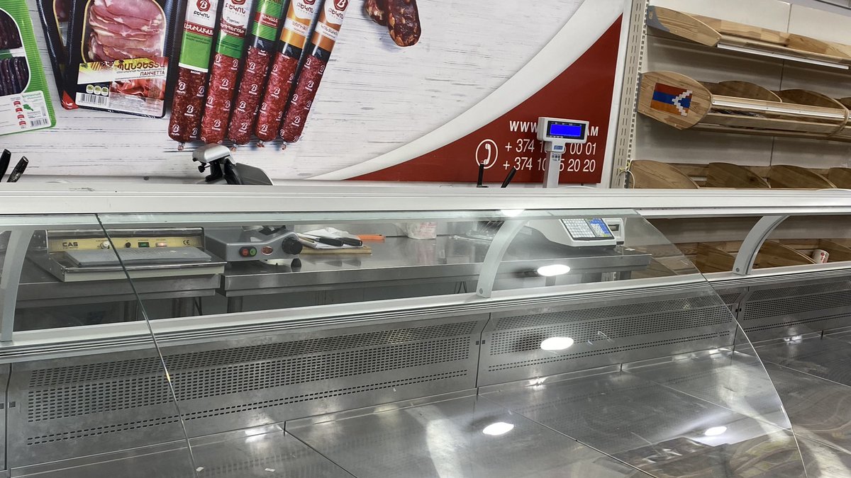 SiranushSargsy1's tweet photo. Morning World. It is 22 day  of the #ArtsakhBlockade and it seems only the stores wallpapers remind of the food https://t.co/8nOWbVxUDX