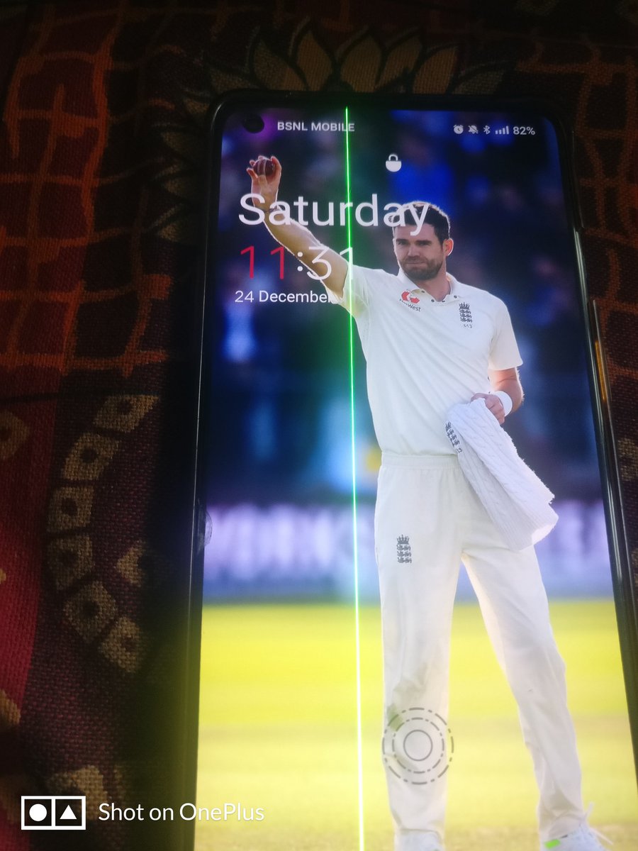 Praz313's tweet image. OnePlus Scam Alert!!

By releasing the update and putting a line in the centre of your phone(OnePlus 8T).

For fixing it, they'll ask the users to pay 14k.

My phone didn't have any physical damage nor water inside it. All of a sudden I got this green line.
#oneplusscam