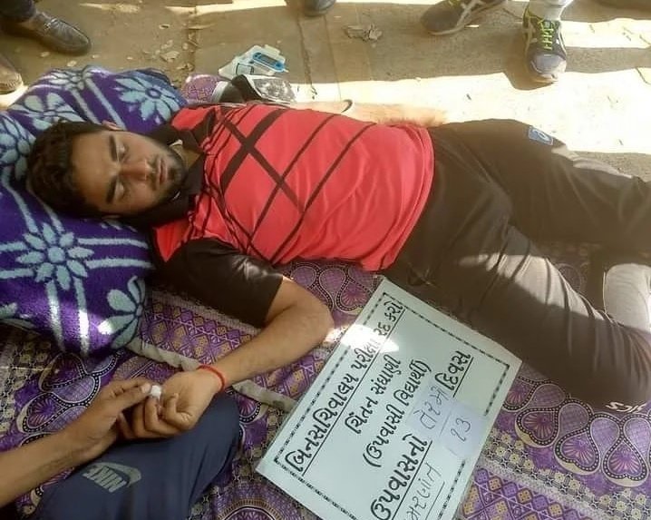 જુના અધ્યક્ષશ્રી ને વિદ્યાર્થીઓના આંદોલનનો અનુભવ છે પરંતુ આપશ્રી નવા છો અને હાલ સુધી માં ખૂબ સરસ રીતે ફરજ બજાવી છે હવે વાત ઓર્ડરની છે તો સરકારનો હાથો ન બનીને એક અધિકારી તરીકે પરિપત્ર જાહેર કરો નહીતો ફરી બિનસચિવાલય ની લડત ઉભી થશે  <a href="/AKRAKESHIAS1/">A.K. RAKESH, IAS</a> #150_binsachivalay_final_order