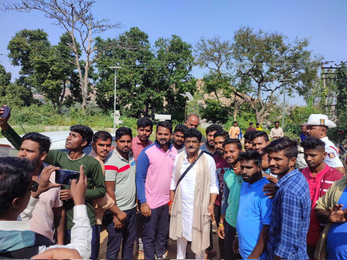 NavarasaB's tweet photo. 😍😍ಅಭಿಮಾನಿಗಳ ಅಭಿಮಾನಿ ನಮ್ಮ ಪ್ರೀತಿಯ ಜಗ್ಗಣ್ಣ ಹೊಸ ವರ್ಷದ ಶುಭಗಳಿಗೆಗೆ ಪ್ರಾಣದೇವರ ಸನ್ನಿಧಿಯಲ್ಲಿ ನಮ್ಮ ರಾಯರ ಮಗನ ದರ್ಶನ 🙏🏻💐
💐ಹೊಸ ವರ್ಷದ ಶುಭಾಶಯಗಳು 💐
@Jaggesh2 https://t.co/to93f0cseM