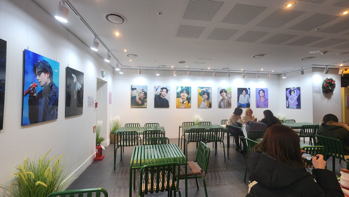 9ofyourbusiness's tweet image. The 1st café event I visited in Seoul &amp;amp; ngl, it was an emotional experience. Taehyung is so loved &amp;amp; held precious 🥹
Thank you @_nuna_V for this 🫶 The main exhibit at #LuckyDucky was amazing! But #Aside cafe also had its charm. So worth flying thousands of miles for.
#Vday2022