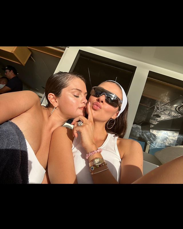 sgomezuy's tweet photo. "Fine nos llama una pareja de tres #foreverplusone" - Selena Gomez en Instagram. https://t.co/y6bHLciaE9