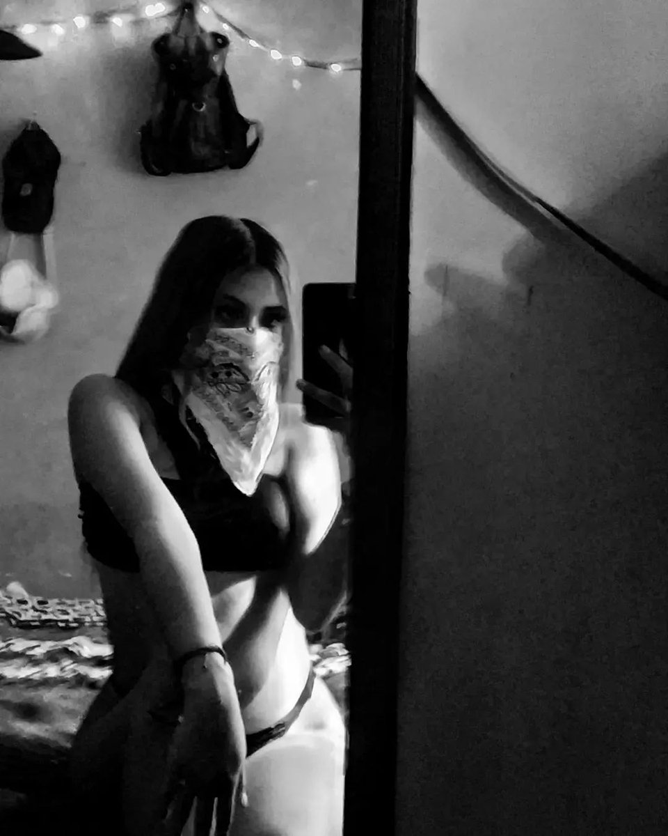 Viri_22_05_'s tweet photo. Me encanta lo negro🖤 como fumar y mas rt😎 https://t.co/tkCzmsgWTL