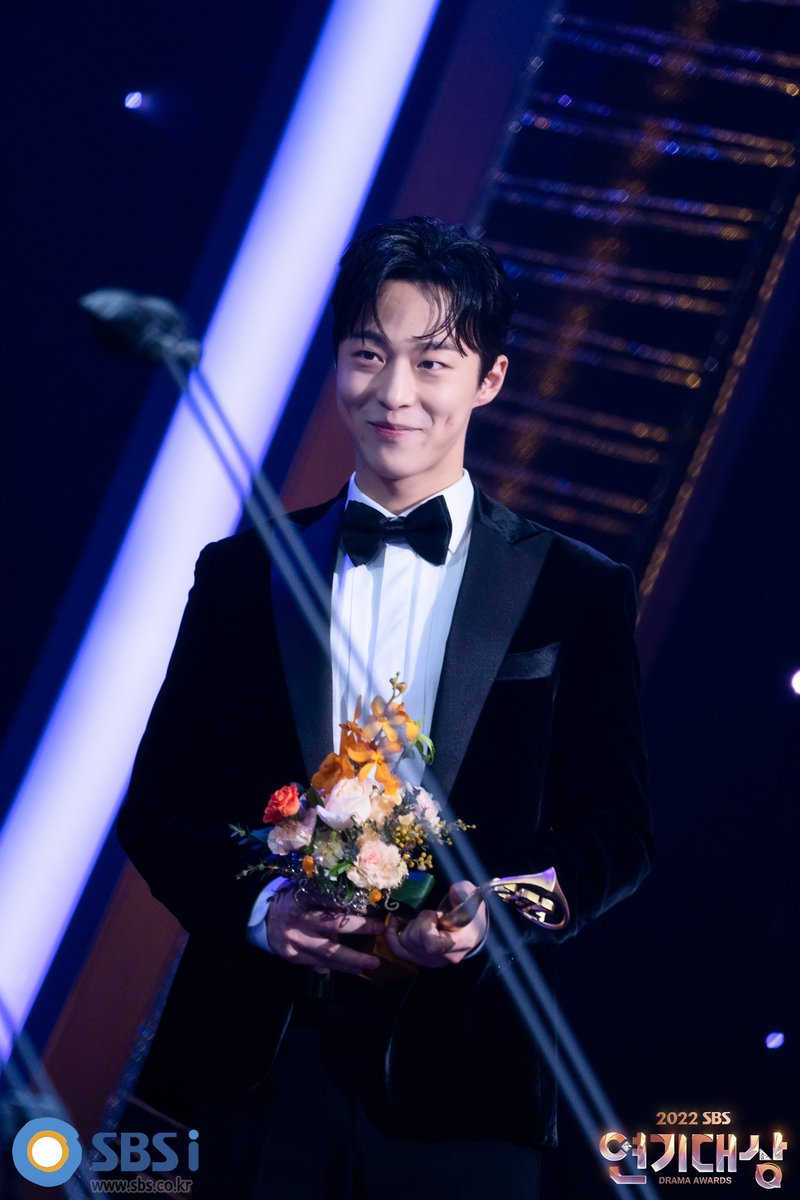 inhyuk_present's tweet photo. sbs 연기대상 현장 스케치 
사진 하나하나 다 너무 예쁘자나🥹❤️
다시 한 번 축하해 배인혁 !! https://t.co/jzlxIks252