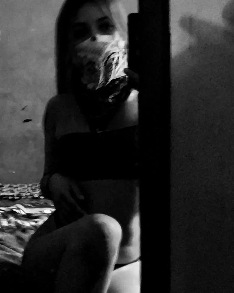 Viri_22_05_'s tweet photo. Me encanta lo negro🖤 como fumar y mas rt😎 https://t.co/tkCzmsgWTL