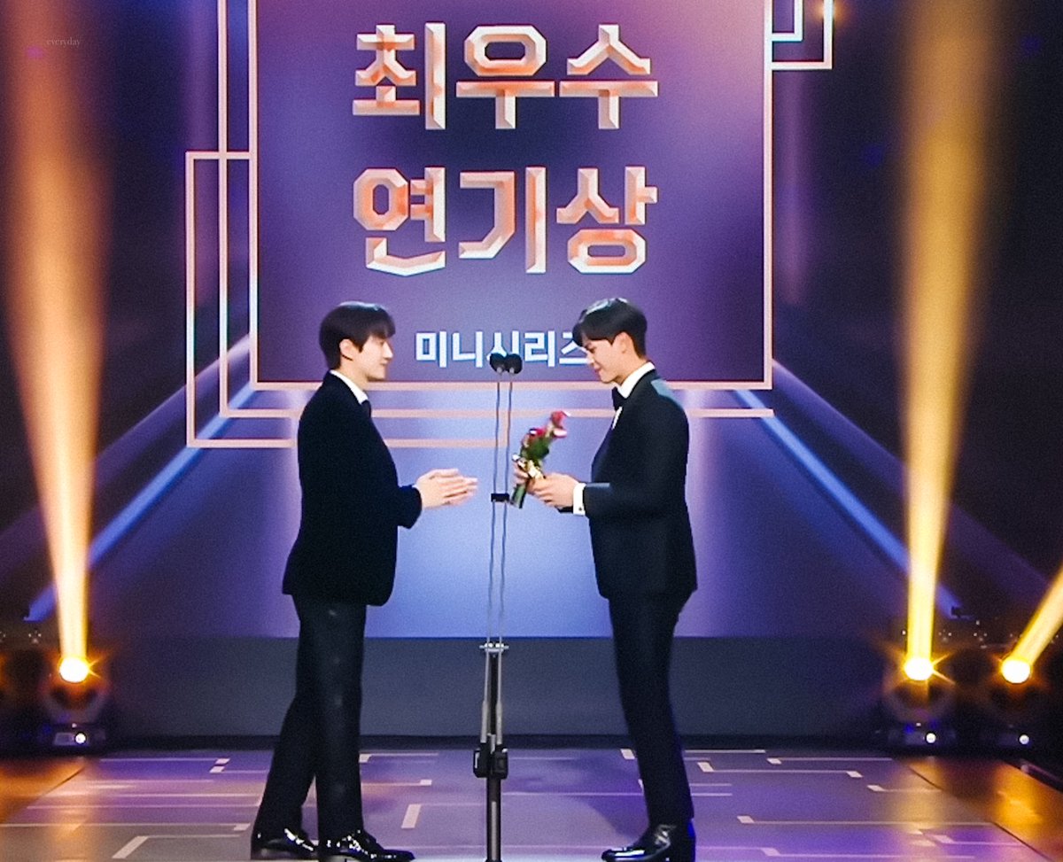 everyday__is's tweet photo. 이준호 육성재 투샷 😍 https://t.co/HrOZwxIaw9