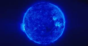 estelsiplanetes's tweet photo. Avui, en aquest fil, reviurem com és la vida i l'espectacular mort d'un estel massiu, un astre que té una massa 10 cops més grossa que la del nostre Sol. Veurem a quina velocitat progressa cap al suicidi, cap a l'explosió que l'esmicolarà en qüestió de segons... https://t.co/lLgBCmV4V4
