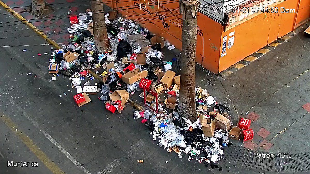 Gerardo_Arica's tweet photo. Por más que avisamos que este 1 de enero no habría recolección de residuos, hubo muchos que sacaron la basura. Con la mínima de empatía con nuestros trabajadores del aseo de la @MuniArica que merecen descansar en Año Nuevo. #Arica https://t.co/PiBuJcfb6R