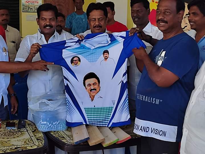 RevanthRamamoo1's tweet photo. அண்ணன் திரு.சின்னவர்   @Udhaystalin  அவர்களின் பிறந்தநாளை முன்னிட்டு திருவள்ளூர் மேற்கு மாவட்டம் சார்பாக நடைபெறும் கிரிக்கெட் போட்டியை  திருவள்ளூர் மேற்கு மாவட்ட கழக செயலாளர் அண்ணன் @ChandranDMK_ அவர்கள் தொடங்கி வைத்தார்... https://t.co/cbXAdAygxZ