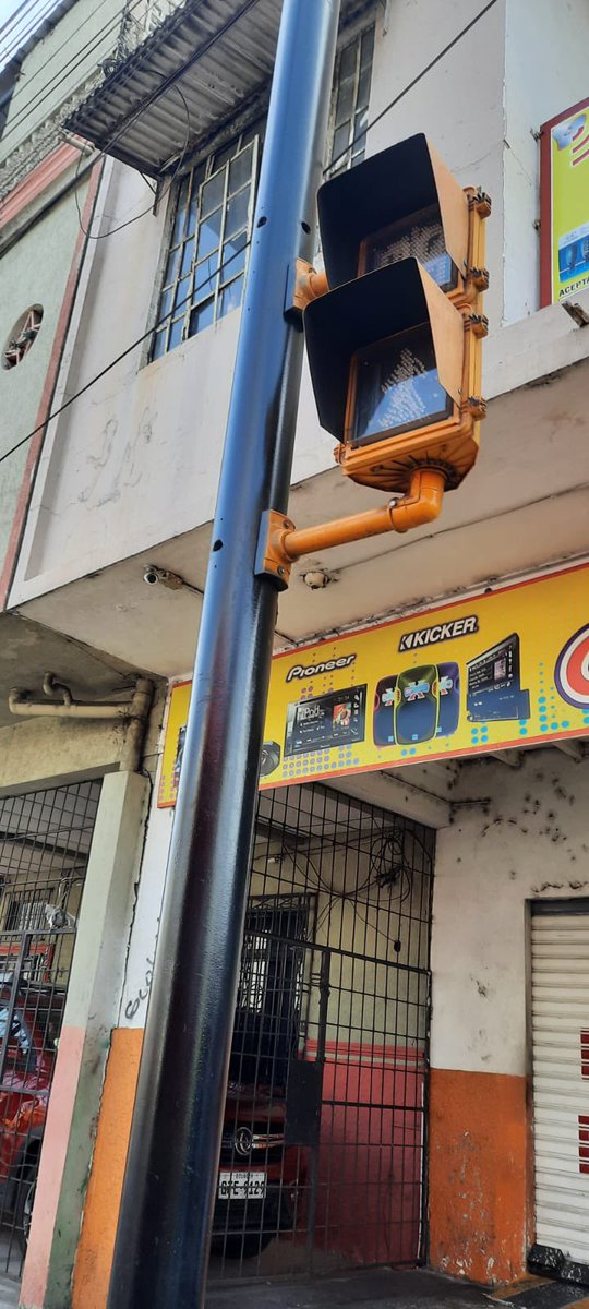 JylbLeon's tweet photo. En las calles Venezuela y tulcan un muerte y varios heridos y los semáforos están de adorno solo un días funcionaron de paso esos buses tapan el pare necesito que esto paren basta de muerto y no es la primera muerte esta calle ya se a llevado varios muertos ayuda https://t.co/jpM185xJSc